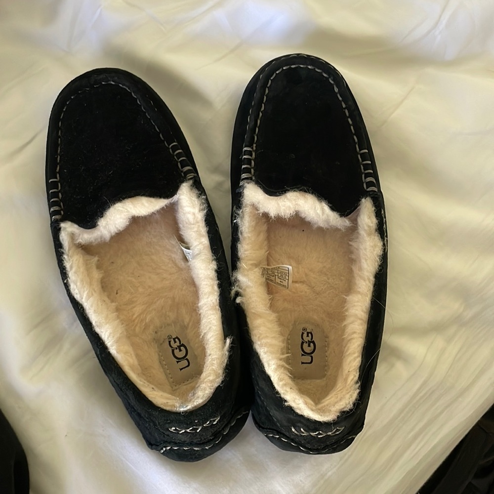 UGG Slippers in great condition — worn only twice🤍🤍🤍 super soft interior